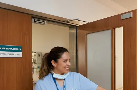 Enfermera abriendo una puerta con cerradura magnética