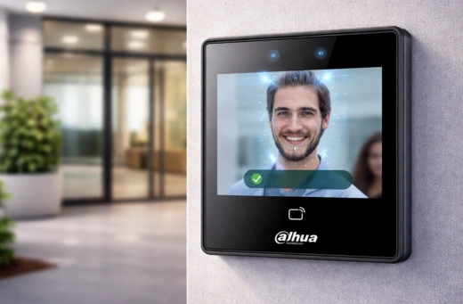 Persona ingresando a un edificio por medio de un sistema de acceso biométrico