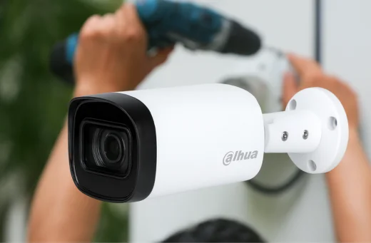 Persona realizando la conexión de cámaras análogas