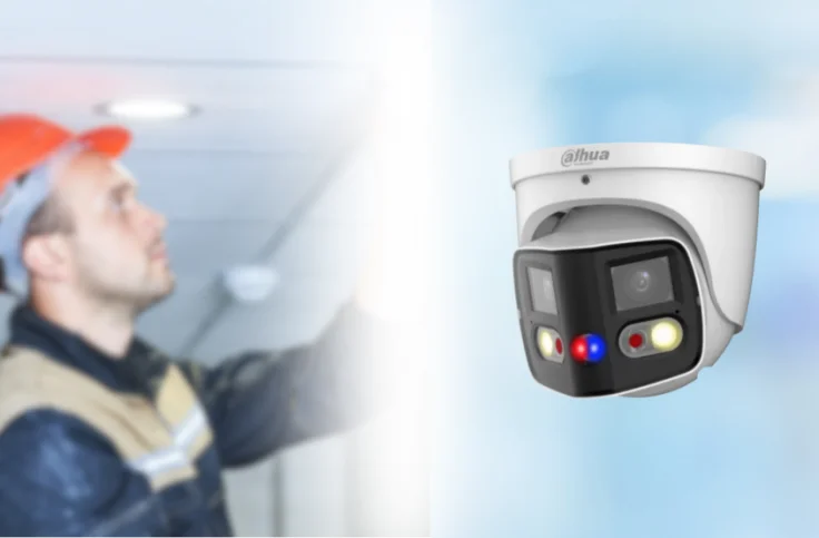 Hombre realizando la conexión de cámaras IP