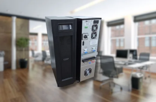 Equipos SAI sobre una mesa de una oficina