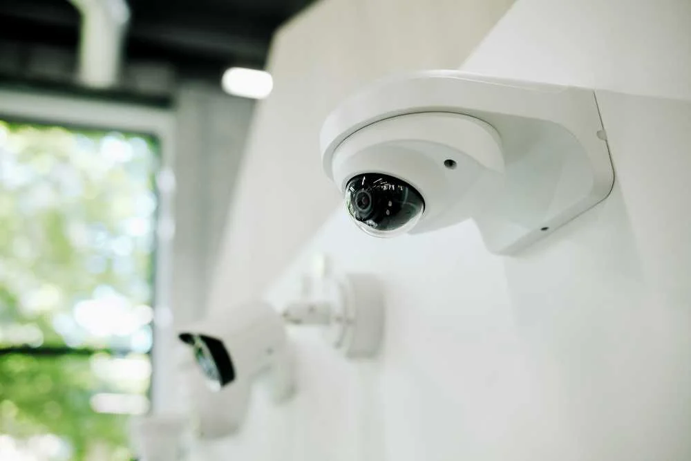 Exhibición de diferentes tipos de cámaras de seguridad