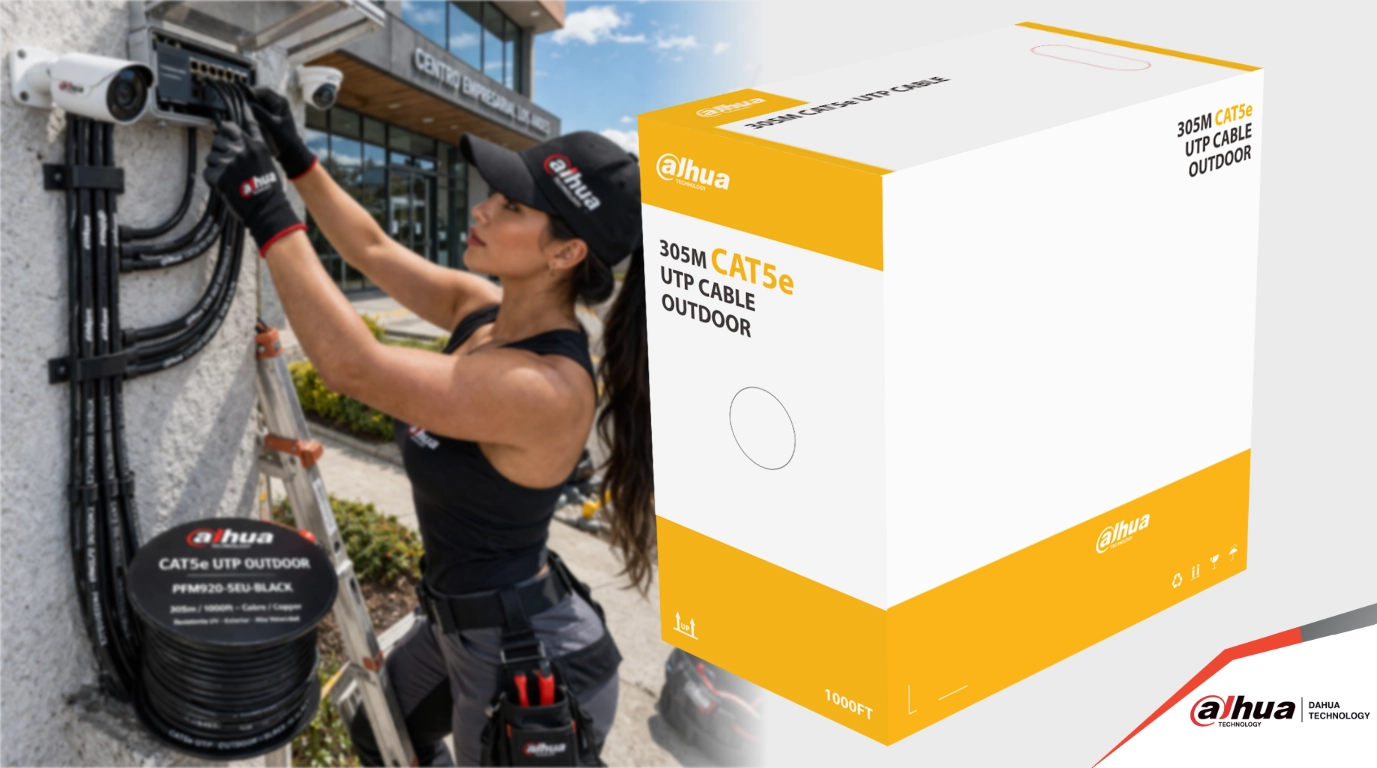 cable cat5e exterior siendo instalado con camaras por mujer