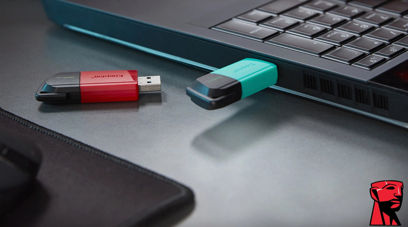 vista de dos USB KC-U2L128-7LN kingstom en una laptop