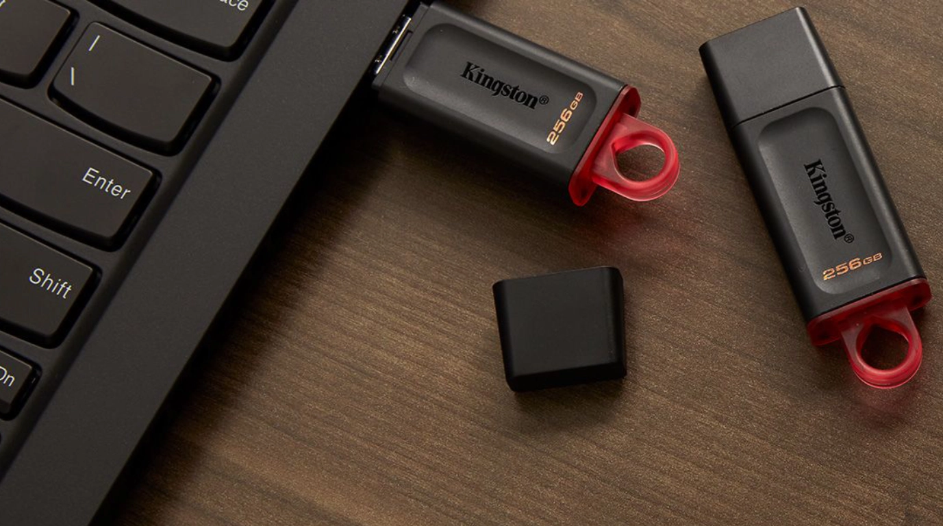 Vista de Dos USB KINGSTON DTX/128GB conectados a una laptop