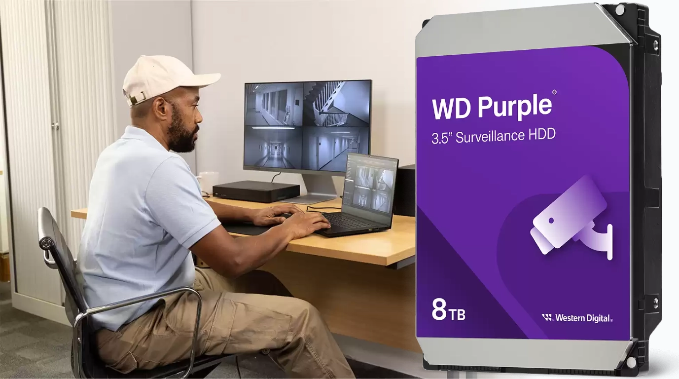 vista del disco duro WD85PURZ con un tecnico en la compu